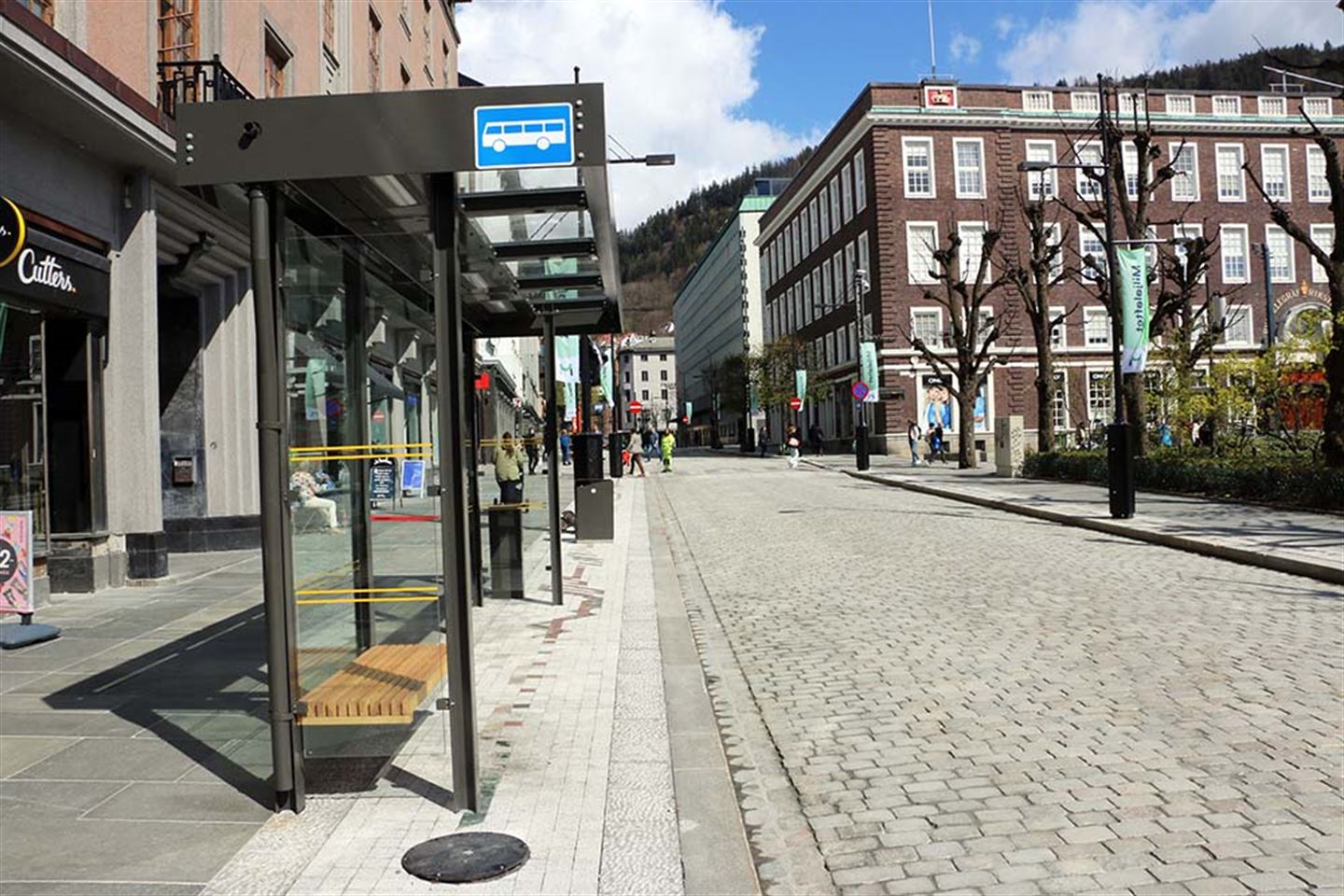 Nye busstopp er på plass. (foto: Bjarte Brask Eriksen/Vestland fylkeskommune)