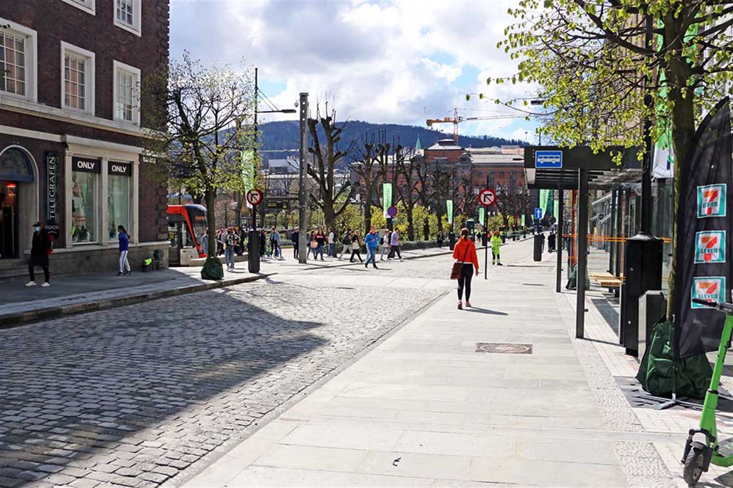 KOLLEKTIVGATE: Olav Kyrres gate i Bergen er opna igjen. Dette blir eit knutepunkt for kollektivtrafikken med både bybane og bussar. (foto: Bjarte Brask Eriksen/Vestland fylkeskommune)