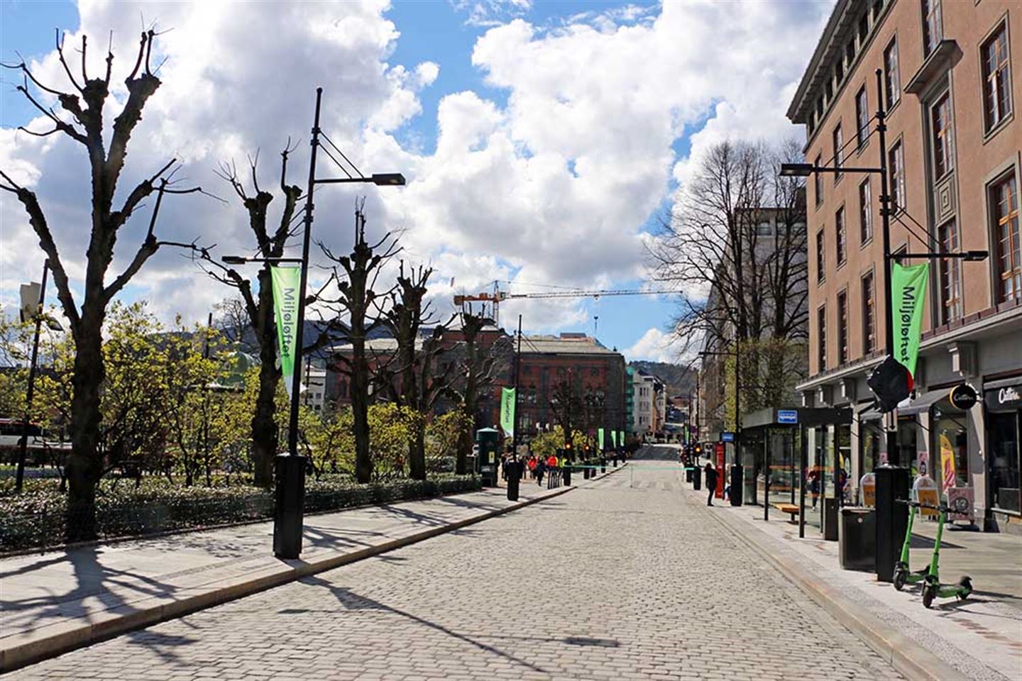 Olav Kyrres gate er ei miljøgate reservert for elektriske bussar, gåande og syklande. (foto: Bjarte Brask Eriksen/Vestland fylkeskommune)