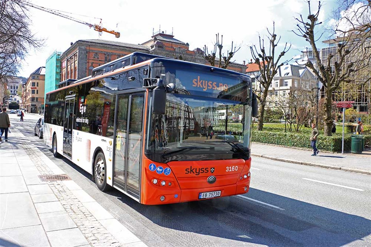 Tidleg om morgonen tysdag 25. mai startar bussane igjen å køyre Olav Kyrres gate. (foto: Bjarte Brask Eriksen/Vestland fylkeskommune)
