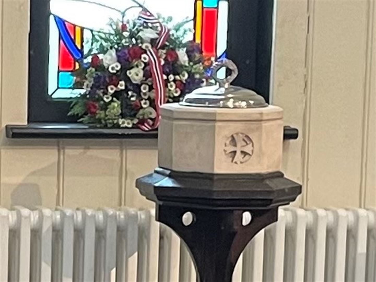 Den gamle døypefonten frå 1800-talet et tilbake i sjømannskyrkja i Cardiff etter 50 år i Bergen. Forfattar Roald Dahl vart i 1916 døypt i den. (foto: Bjørn Lyngedal/Vestland fylkeskommune)