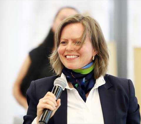 Leiar for Innovasjonsinfrastruktur, Heidi Bjønnes Larsen, inspirerte deltakarane på sluttkonferansen. Foto: Riga-region.