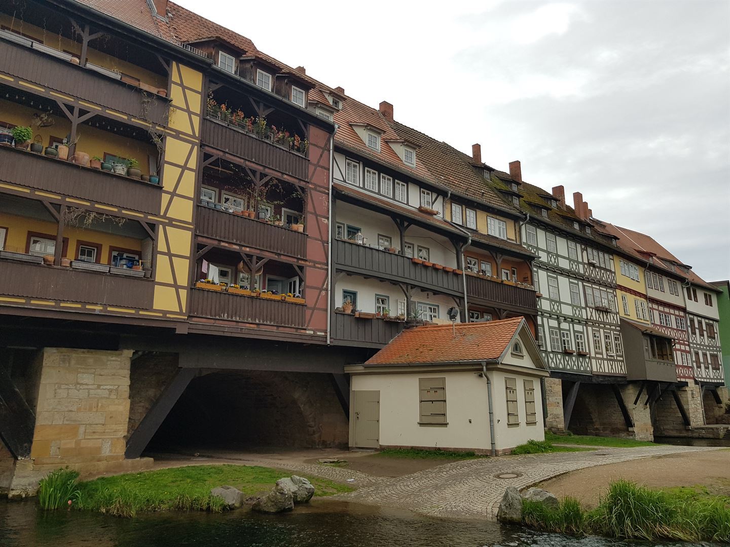 Bruen Krämerbrücke med leiligheiter, butikkar og kaféar. 