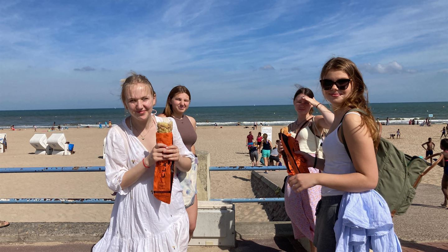 Fire jenter på ei strand