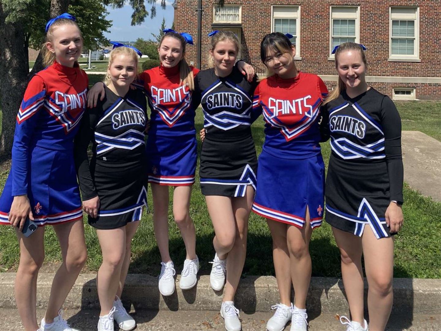 Jenter i cheerleading-kler. 