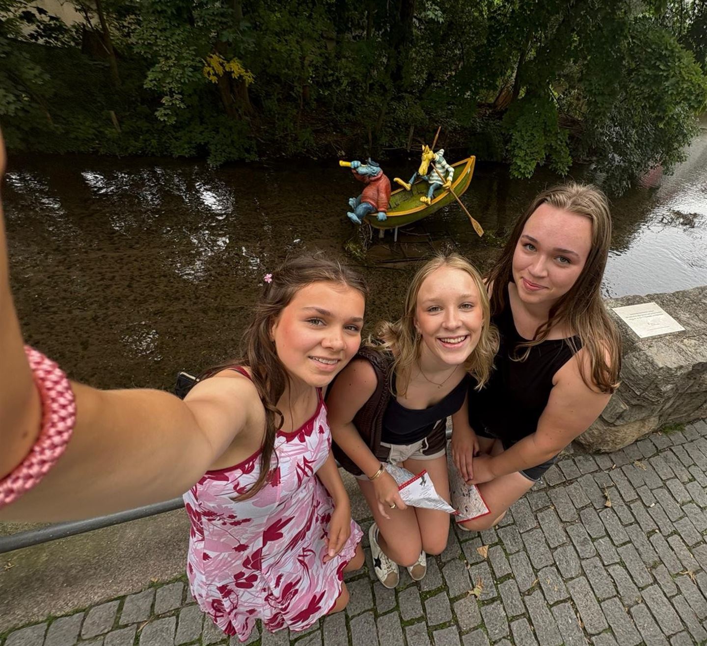 Tre jenter ved ein elv. 