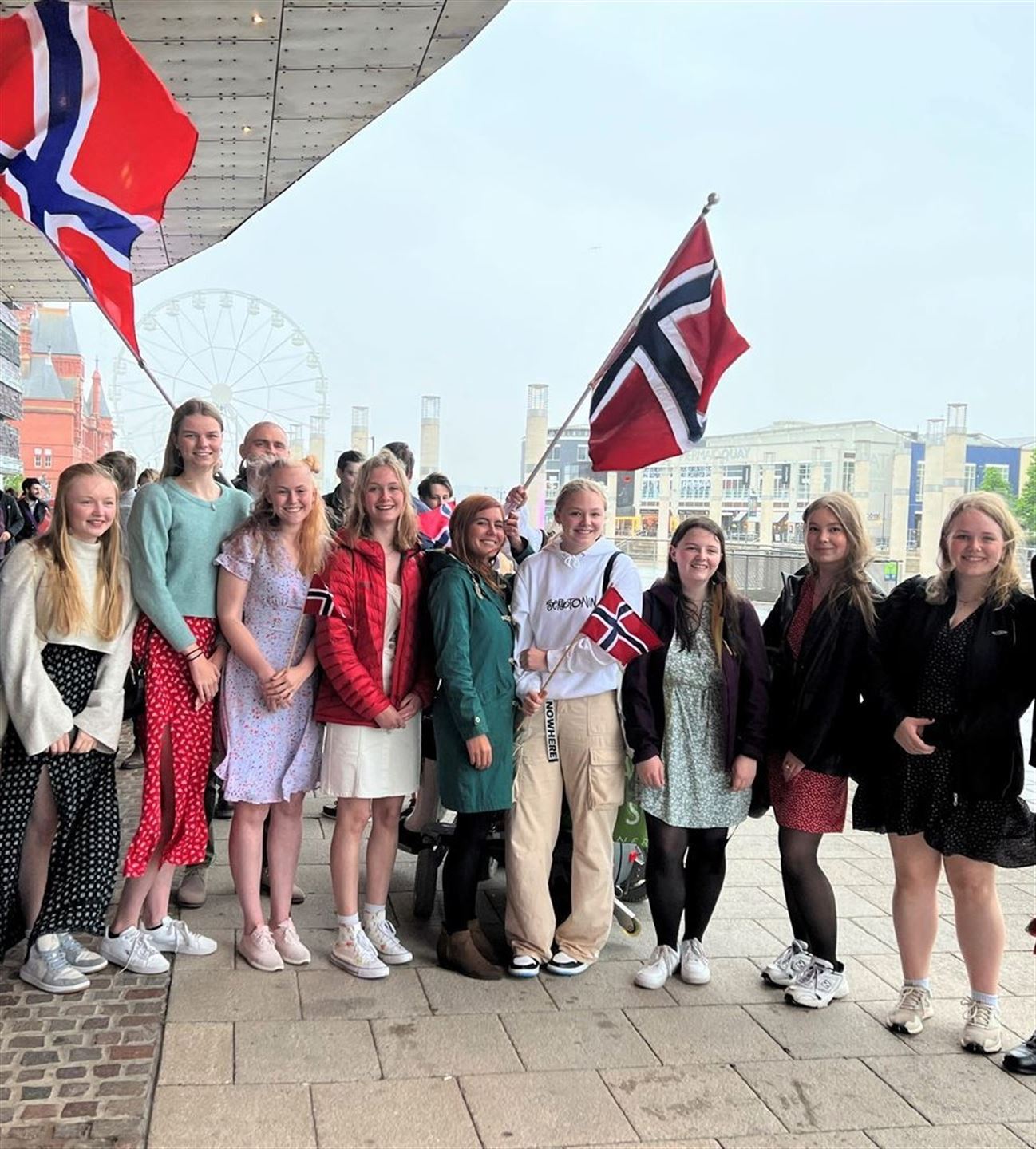 Elvar poserer med norske flagg. 