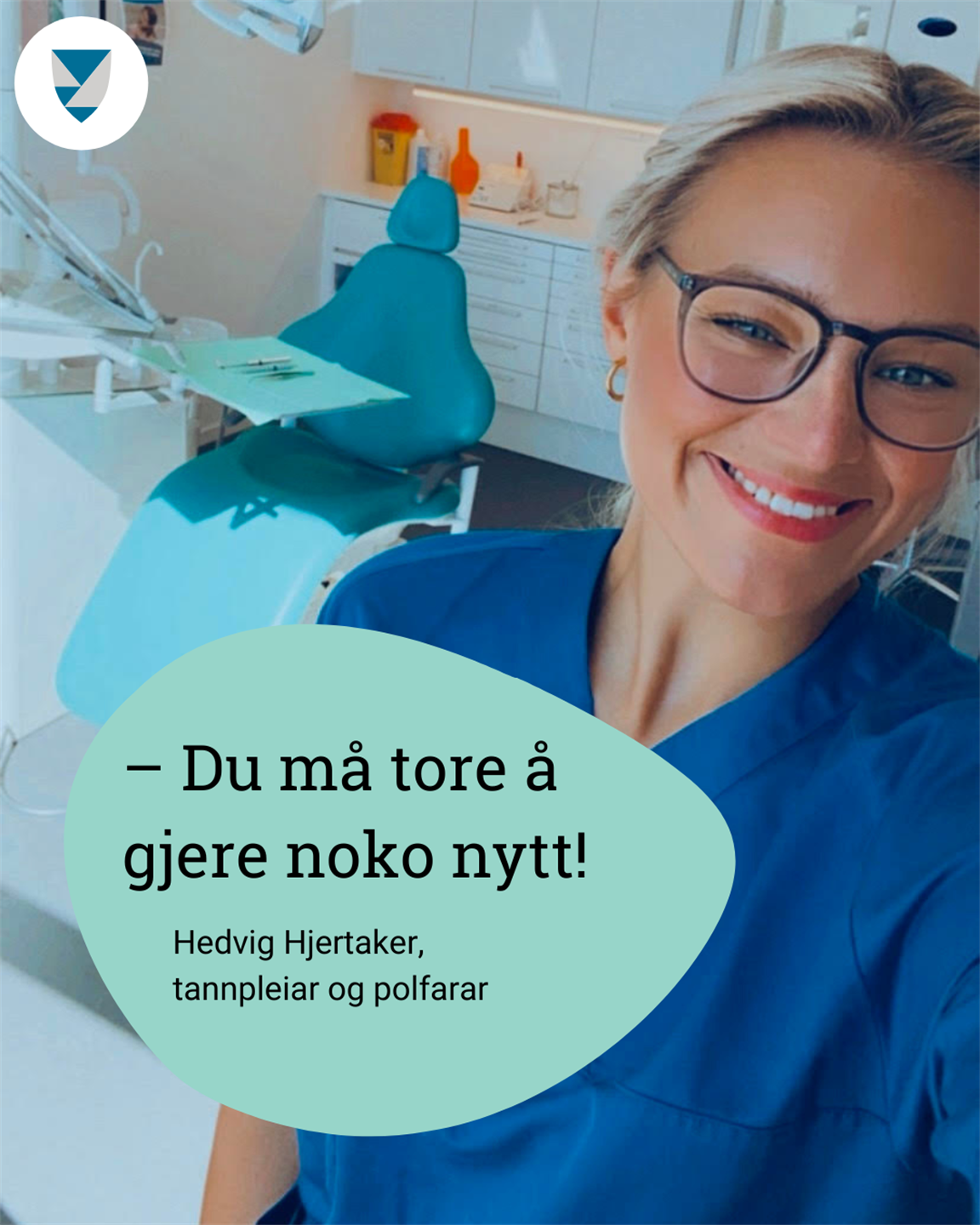 dame i tannpleiaruniform på tannlegekontor