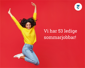 Tenåringsjente hopper og er strålende glad. Hun har på seg gul genser og det er rød bakgrunn. 