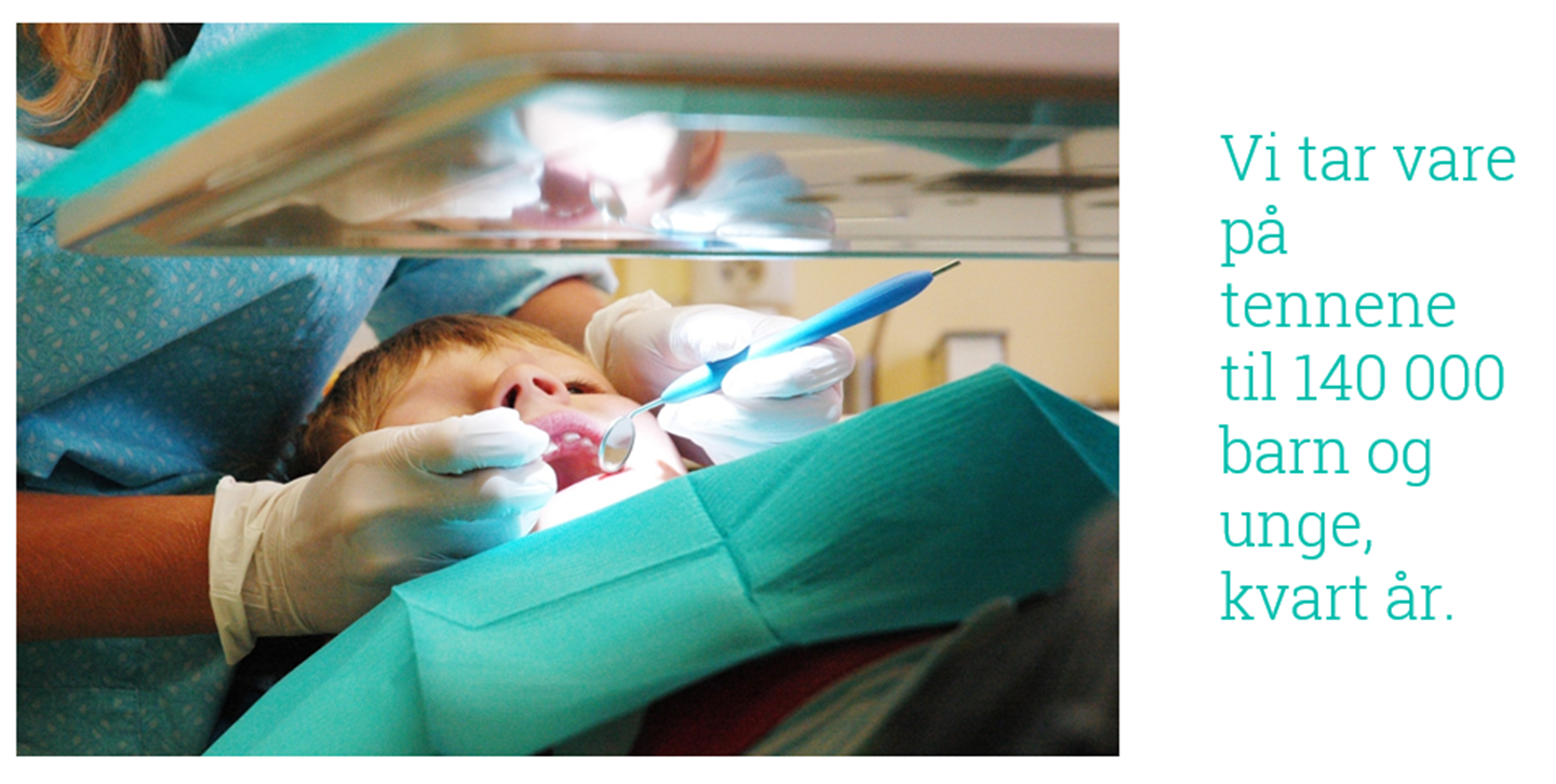 nærbilde av tannlege jobber i munnen til ung gutt