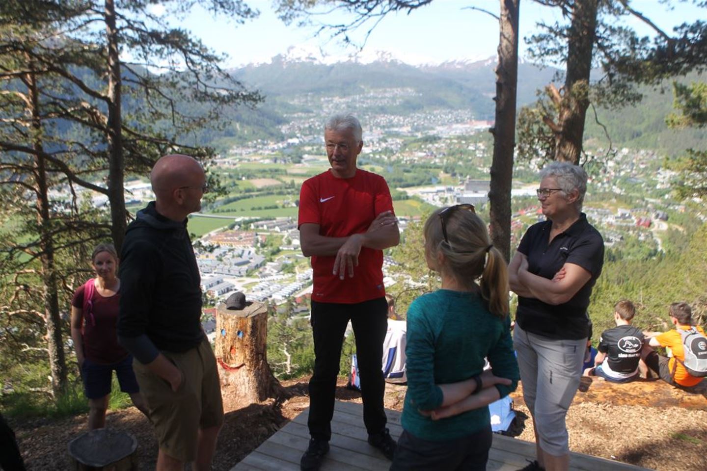 foto av Jon Askeland, Atle Skrede, Ingrid Bjørkum og Jannicke Hilland ved dagsturhytta i Førde
