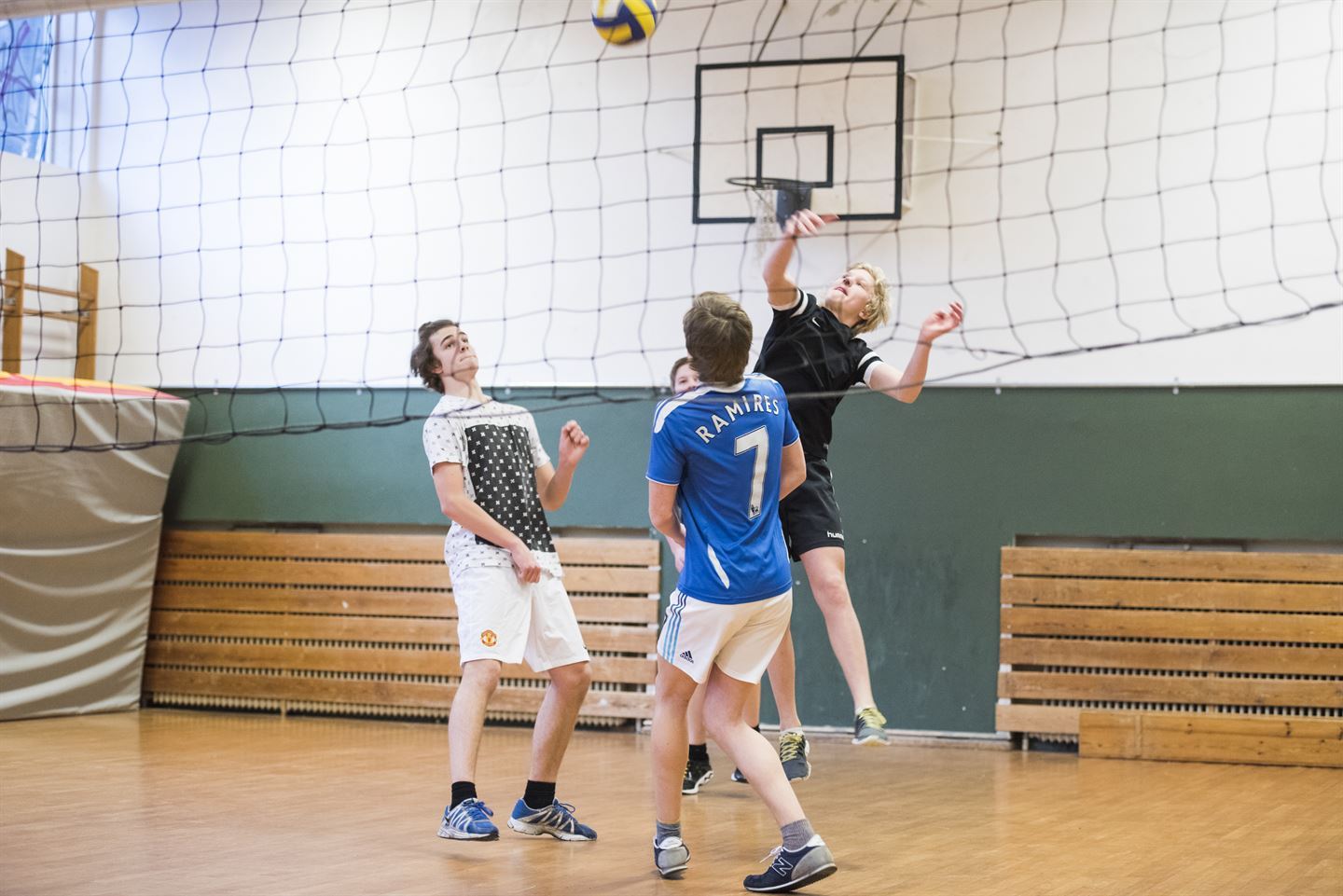 gutar speler volleyball i gymsal