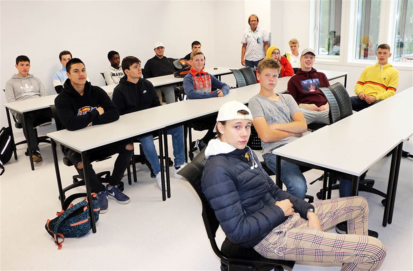 Undervisinga i klassane går som normalt. Her er lærar Knut Ovrid i ein av klassane på klima, energi og miljø på vg2. Dei kan gå ut i lære som røyrleggar, blikkenslager eller taktekkar.