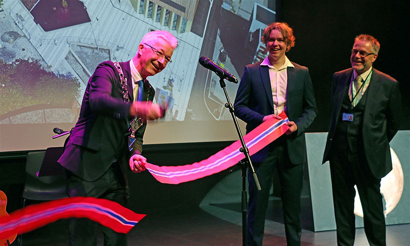 SNORKLIPPING: – Dette er ein siger for yrkesfaga, seier fylkesordførar Jon Askeland som klipte snora som offisielt opna Åsane vidaregåande skule. Elevrådsleiar Håkon Randal og rektor Jens-Petter Storheim (t.h.).