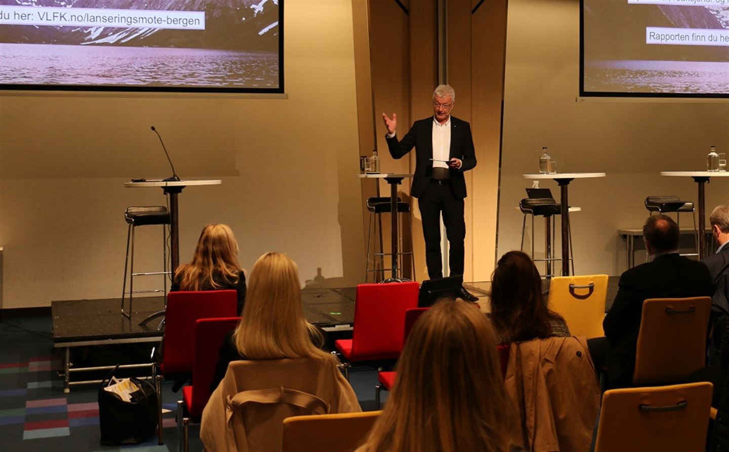 LANSERING: Fylkesordførar Jon Askeland på scena på lanseringa av scenariorapporten for næringslivet i Vestland som fann stad i Bergen.