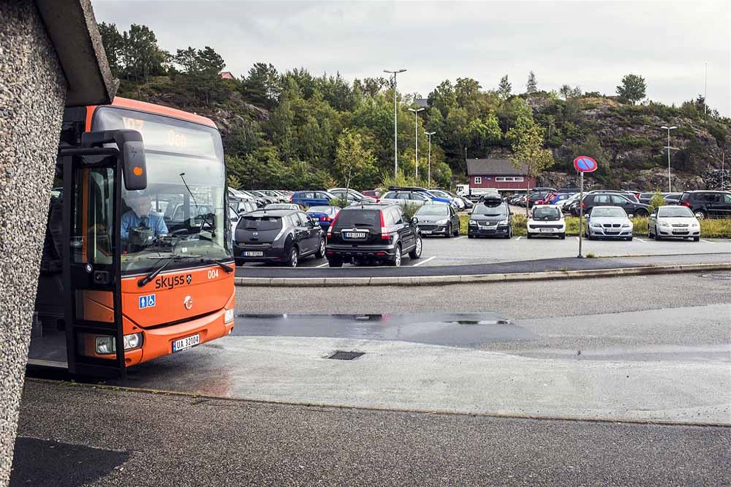 BANKKORT: Bussane i Hordaland vil få bankterminal der reisande kan betale hos sjåføren.