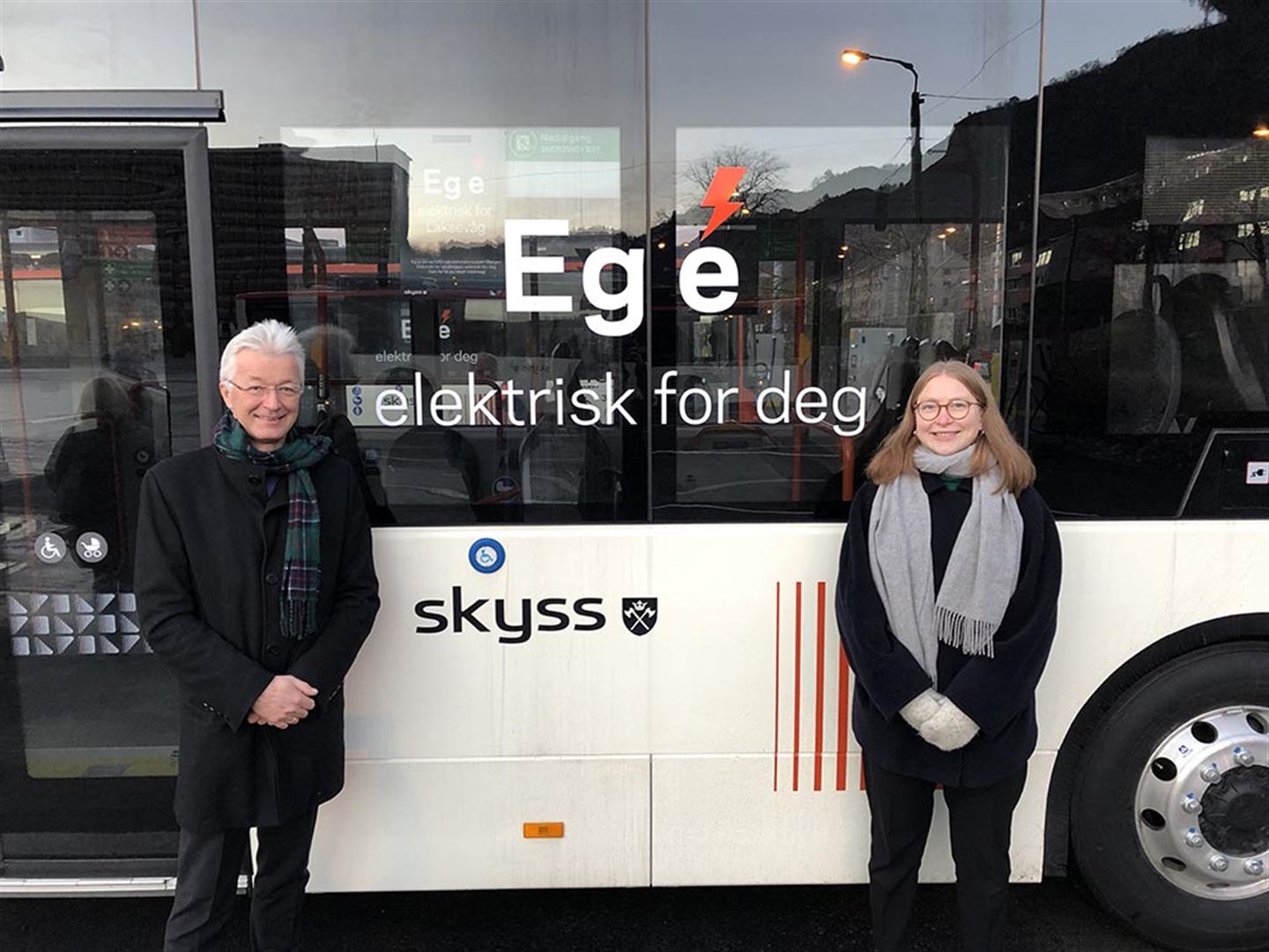 Fylkesordførar Jon Askeland og byråd Eline Haakestad er glade for dei nye utsleppsfrie bussane.