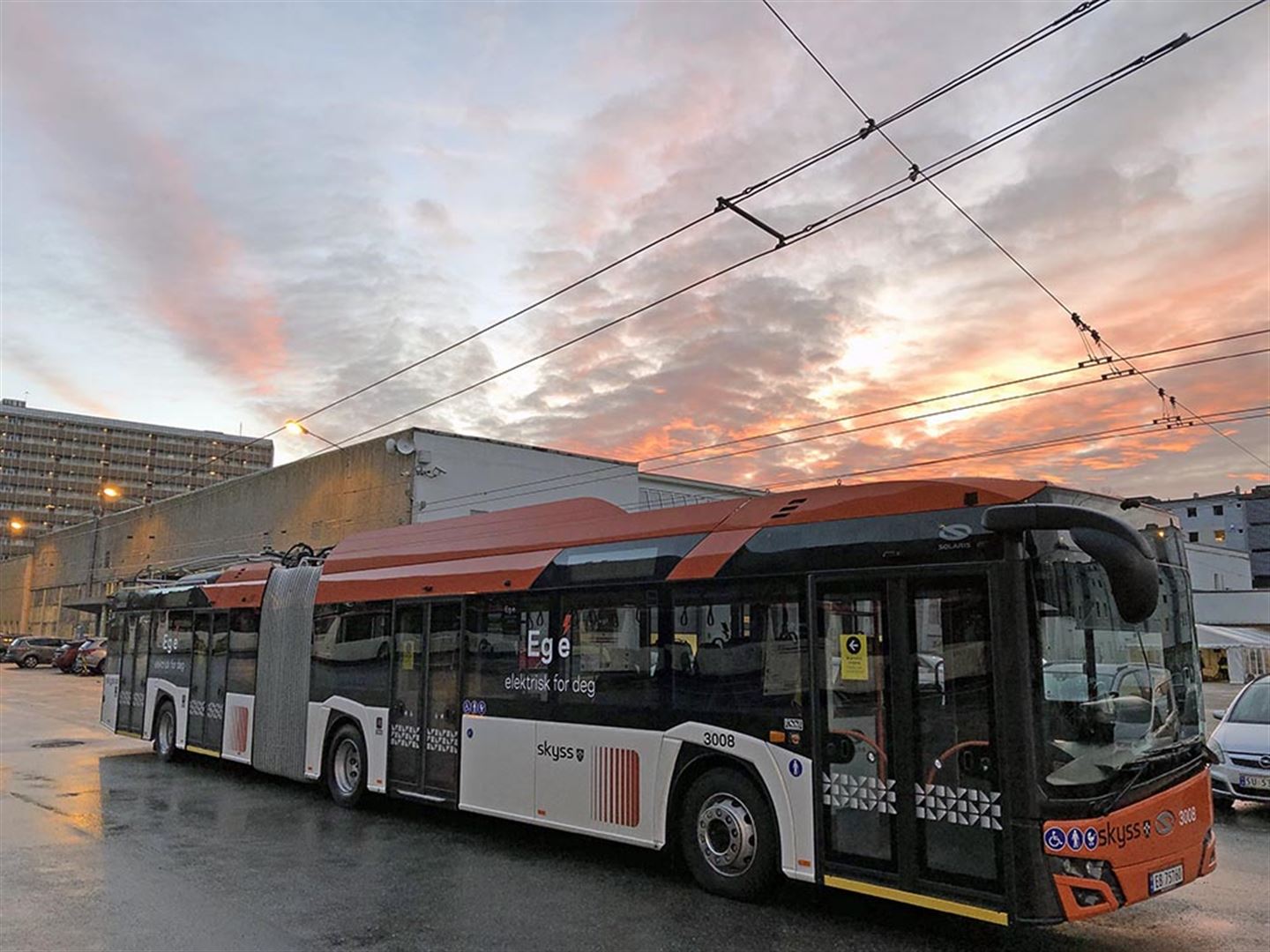 UTSLEPPSFRI: Ein av dei ti nye trolleybussane som frå og med i dag skal gå i rute i Bergen.