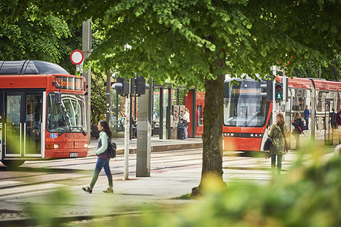 foto av bussar i trafikken i Bergen