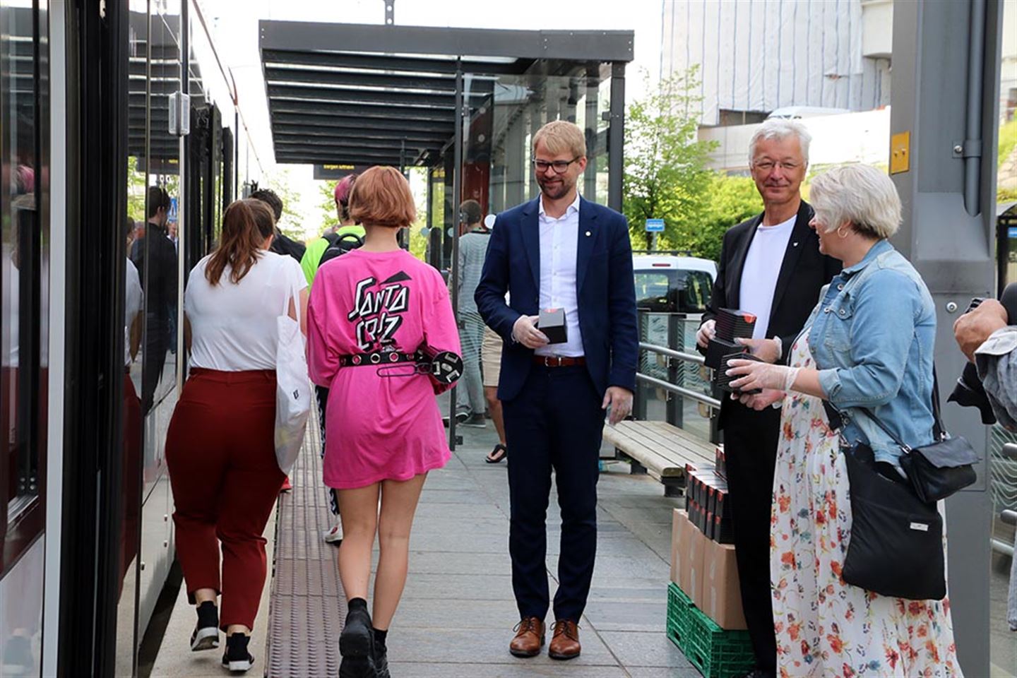 Påstigande passasjerar fekk muffins av fylkesordførar Jon Askeland, ordførar Marte Mjøs Persen og byrådsleiar Roger Valhammer.