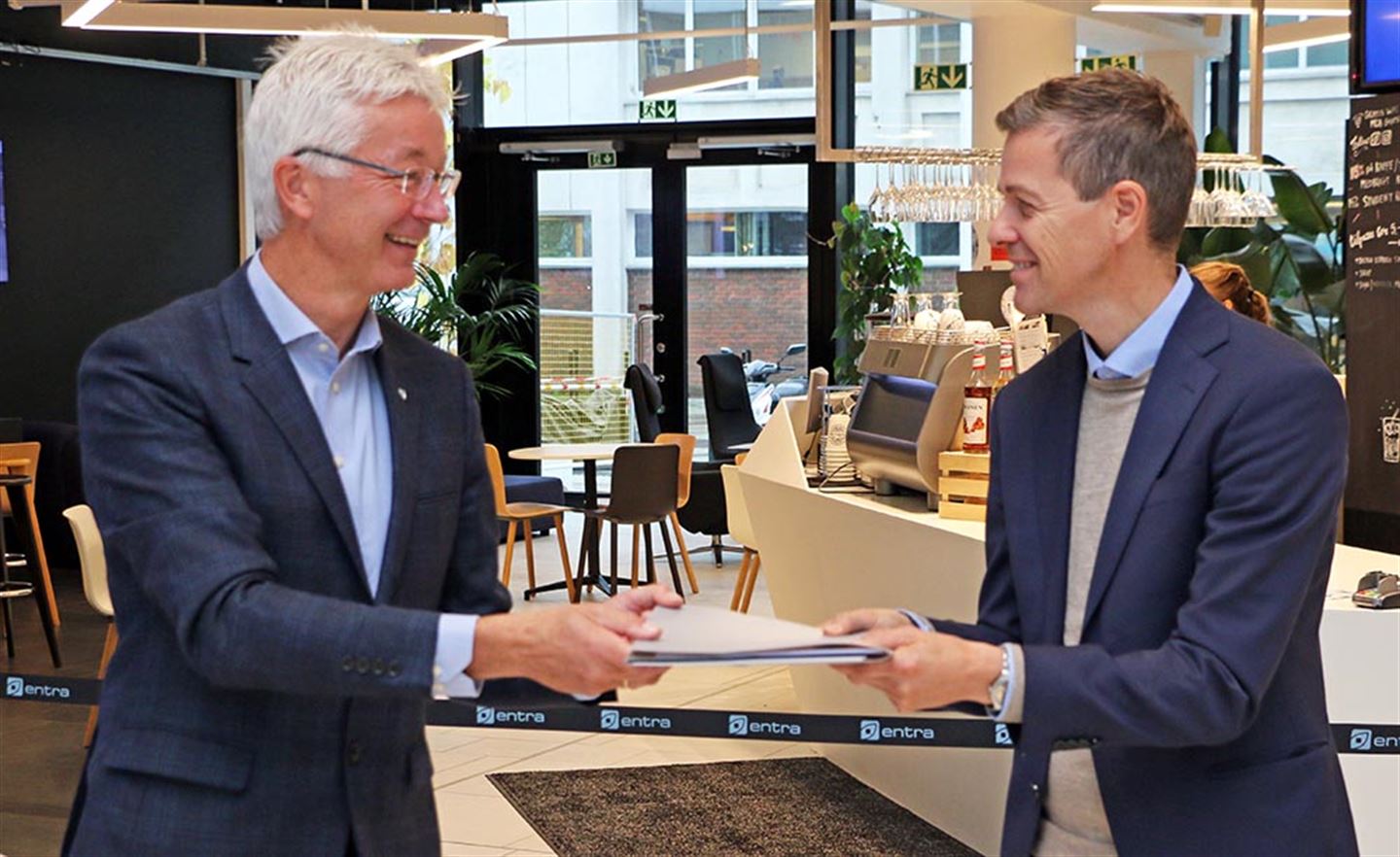 SIGNERTE AVTALEN: Fylkesordførar Jon Askeland og samferdselsminister Knut Arild Hareide med den signerte avtalen om byvekst i bergensområdet.