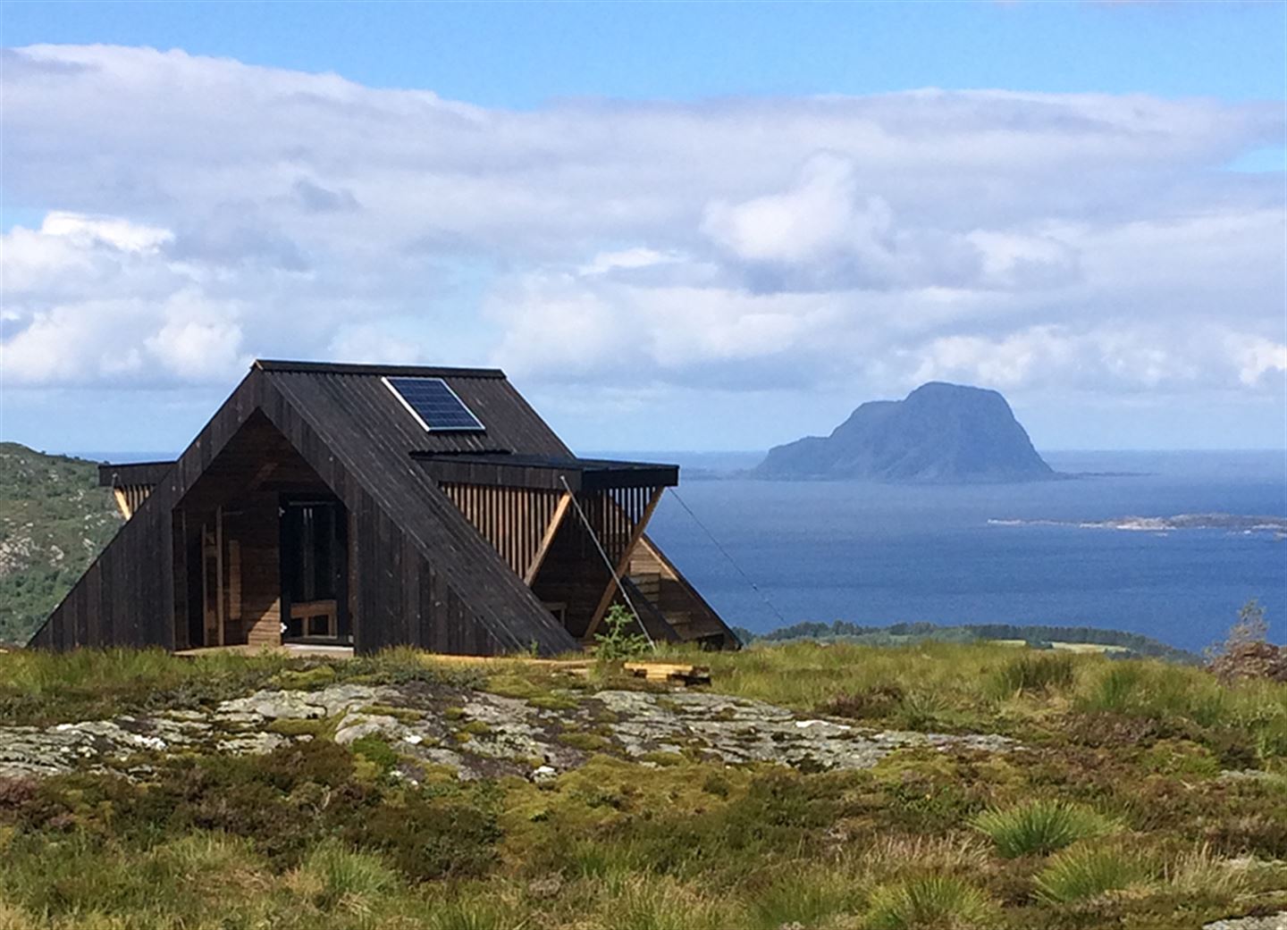 Foto av dagsturhytta i Fjaler. Alden i bakgrunnen