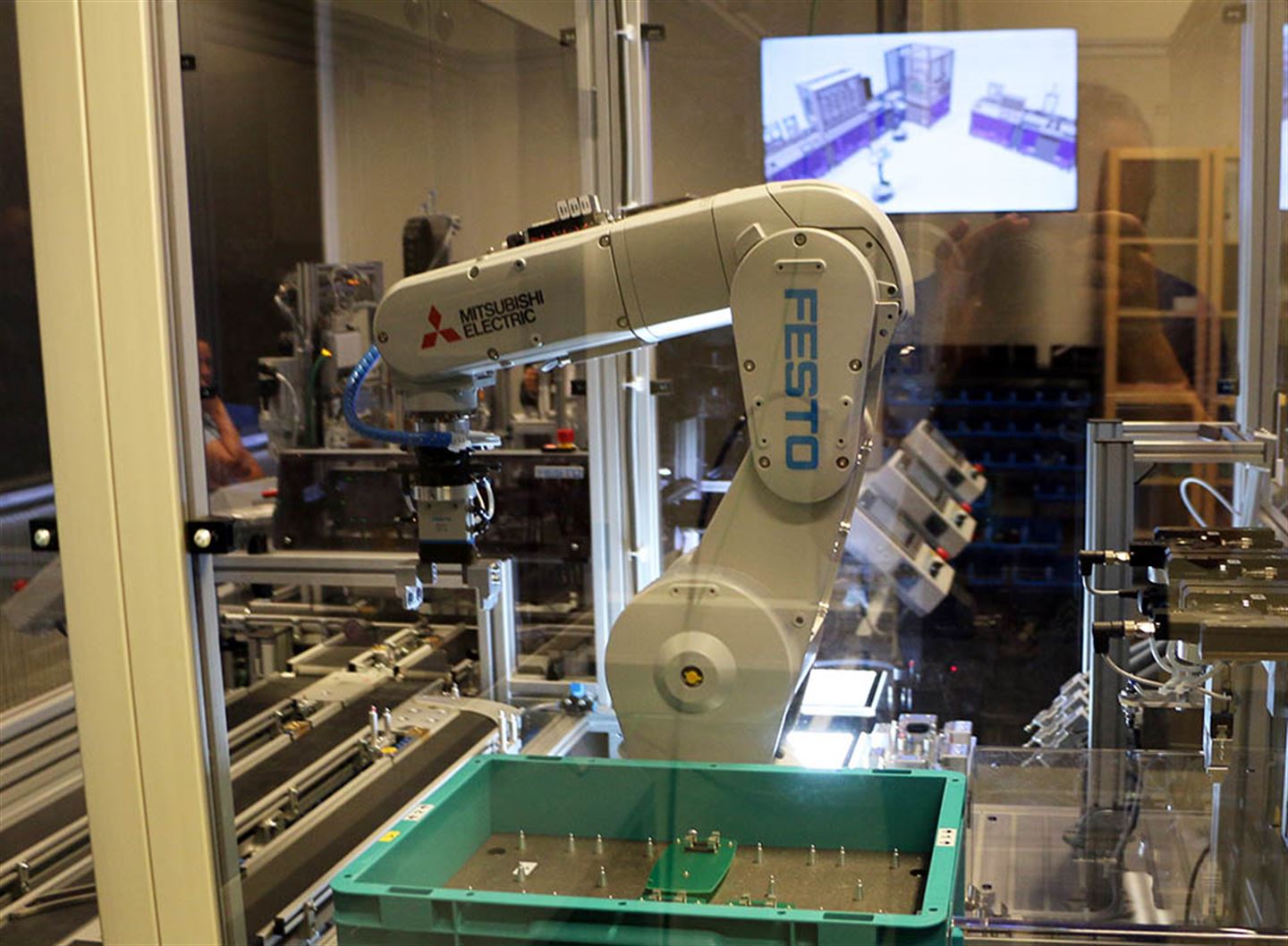 Robotarmar har erstatta menneskelege hender i produksjonen. Det kan gje store innsparingar.