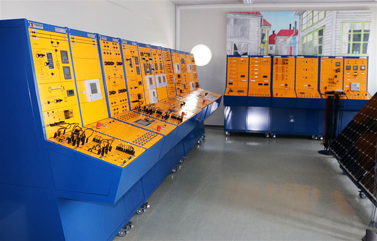 Dette tipp-topp moderne kontrollrommet hos fagskulen på Nordnes er den største simulatoren for kraftproduksjon og distribusjon av straum i Noreg.