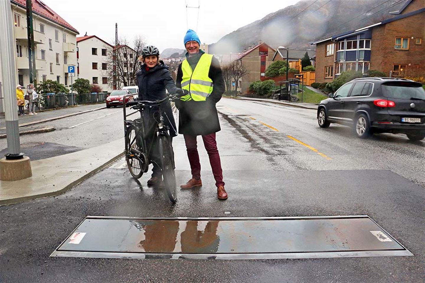 – Fallemmen er eit trafikksikringstiltak og gir eit rykk i bilen, som er ufarleg. Dette er beskjed om at du må skjerpe deg, seier fylkesordførar Jon Askeland som saman med Marthe Hammer, nestleiar i trafikktryggingsutvalet, står ved fallemmen.