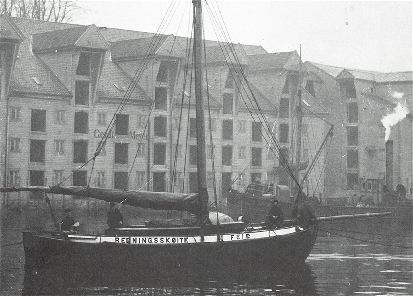 svart-kvitt-foto av redningsskøyta Feie i Bergen