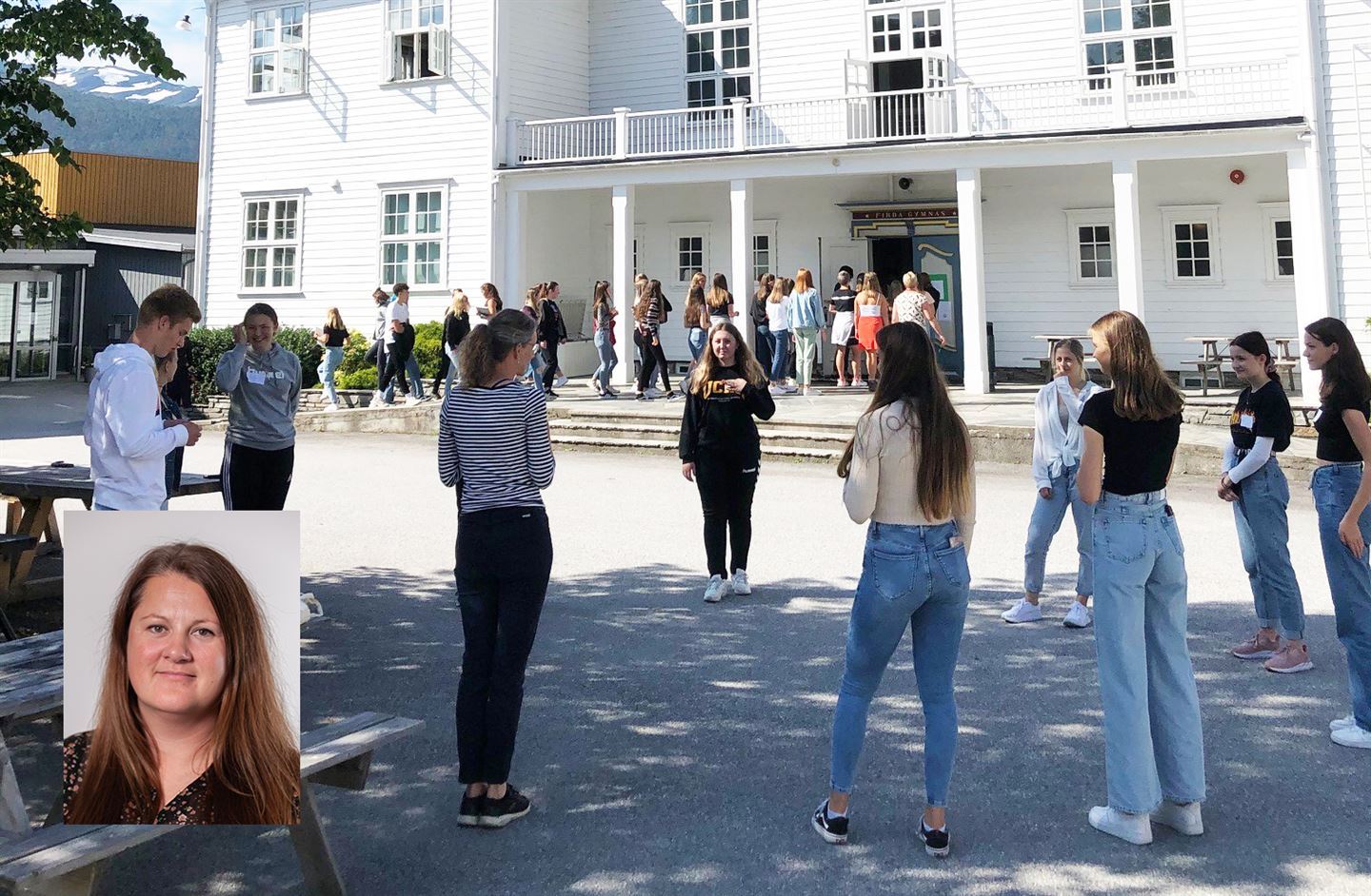 SEI HEI: - Sjølv om korona-situasjonen set nokre avgrensingar for fysisk kontakt og sosiale samankomstar er det likevel mykje vi kan gjere. Eit smil eller eit hei kostar ikkje mykje og det kan bryte barrierar, skriv Karianne Torvanger, som er hovudutvalsleiar for opplæring og kompetanse. Hovudbilete viser oppstart på Firda vgs.