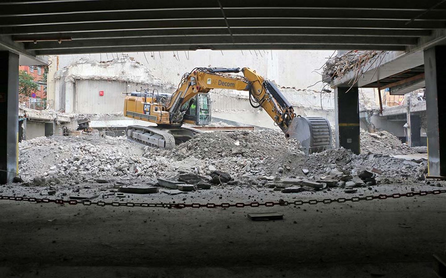 Så langt ned skal fylkeshuset gå, to etasjar under bakken. Betongen skal bli gjenbrukt til gang- og sykkelvegar og støyvoll i Fana bydel.