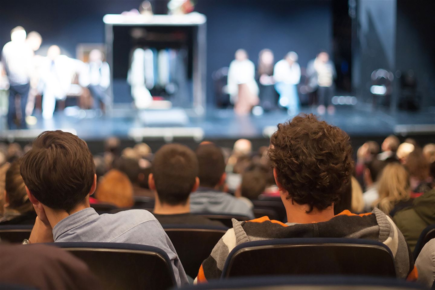 foto av publikum som ser teaterførestilling