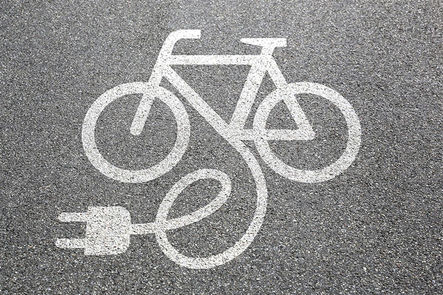 foto av symbol for elsykkel på asfalt
