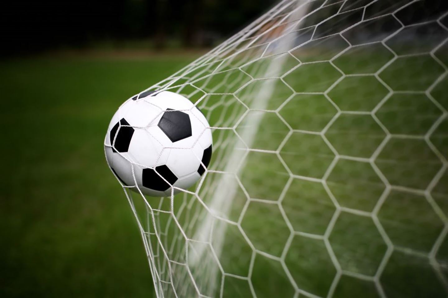 illustrasjonsfoto av fotball som treff nettet