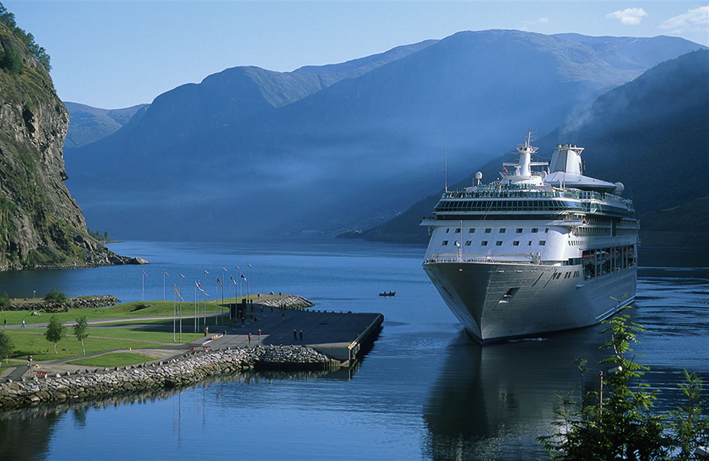 foto av cruiseskip til kai i Flåm