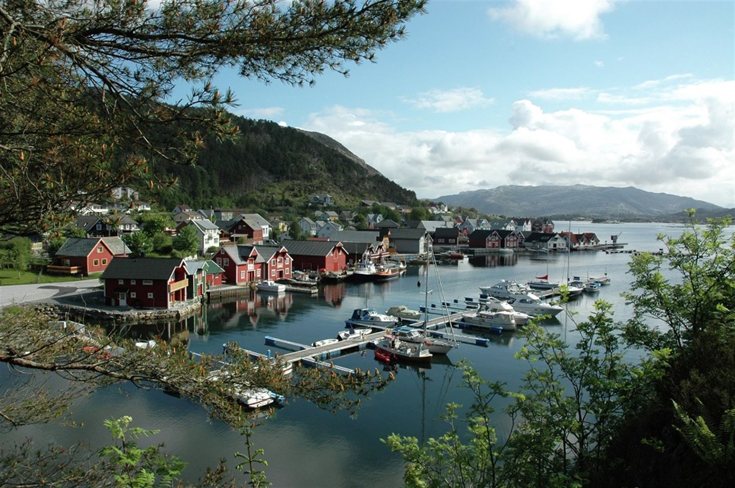 OVERTAR FOR KYSTVERKET: Vestland fylkeskommune overtar Kystverket sin plass i den utarbeidde avtalen med Bremanger kommune om utbygging av fiskerihamna i Kalvåg.