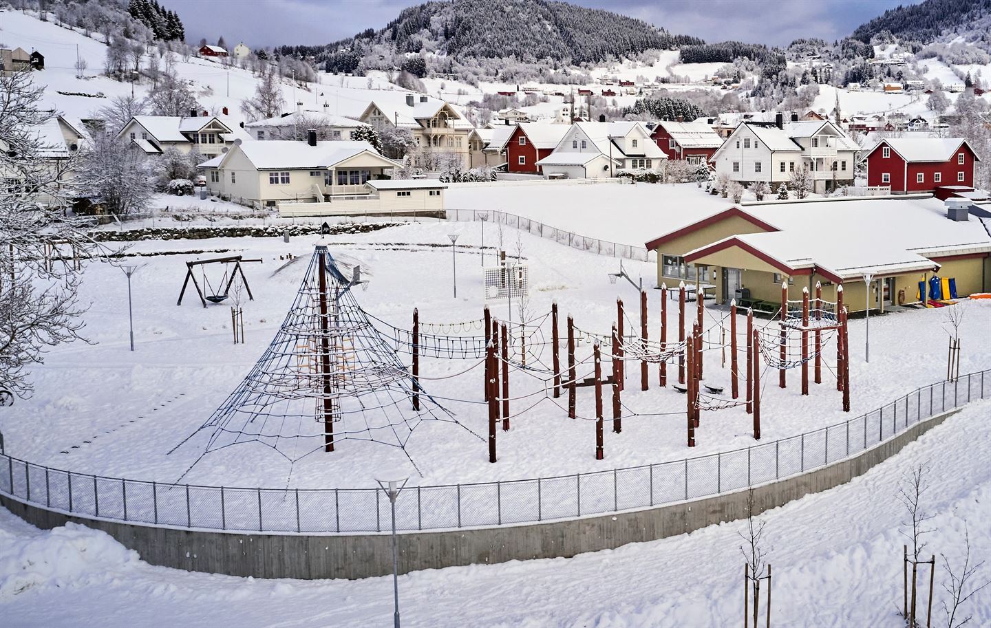 foto av klatrepark i snø