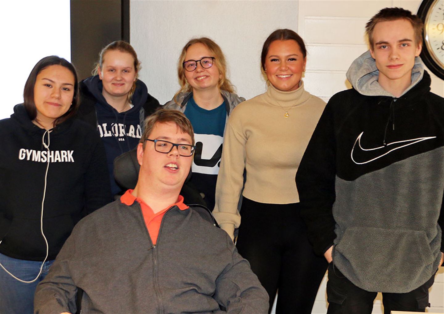 CELEBRAL PARESE: – Det gjer inntrykk å høyre på han, seier elevane Elena Winther Hansen (f.v.), Camilla Nilsen Jacobsen, Andrea Sunde Hofstad, Philippa Ullestad og Martin Nordnes som møtte funksjonshemma Mads Glenja på Slåtthaug videregående skole.