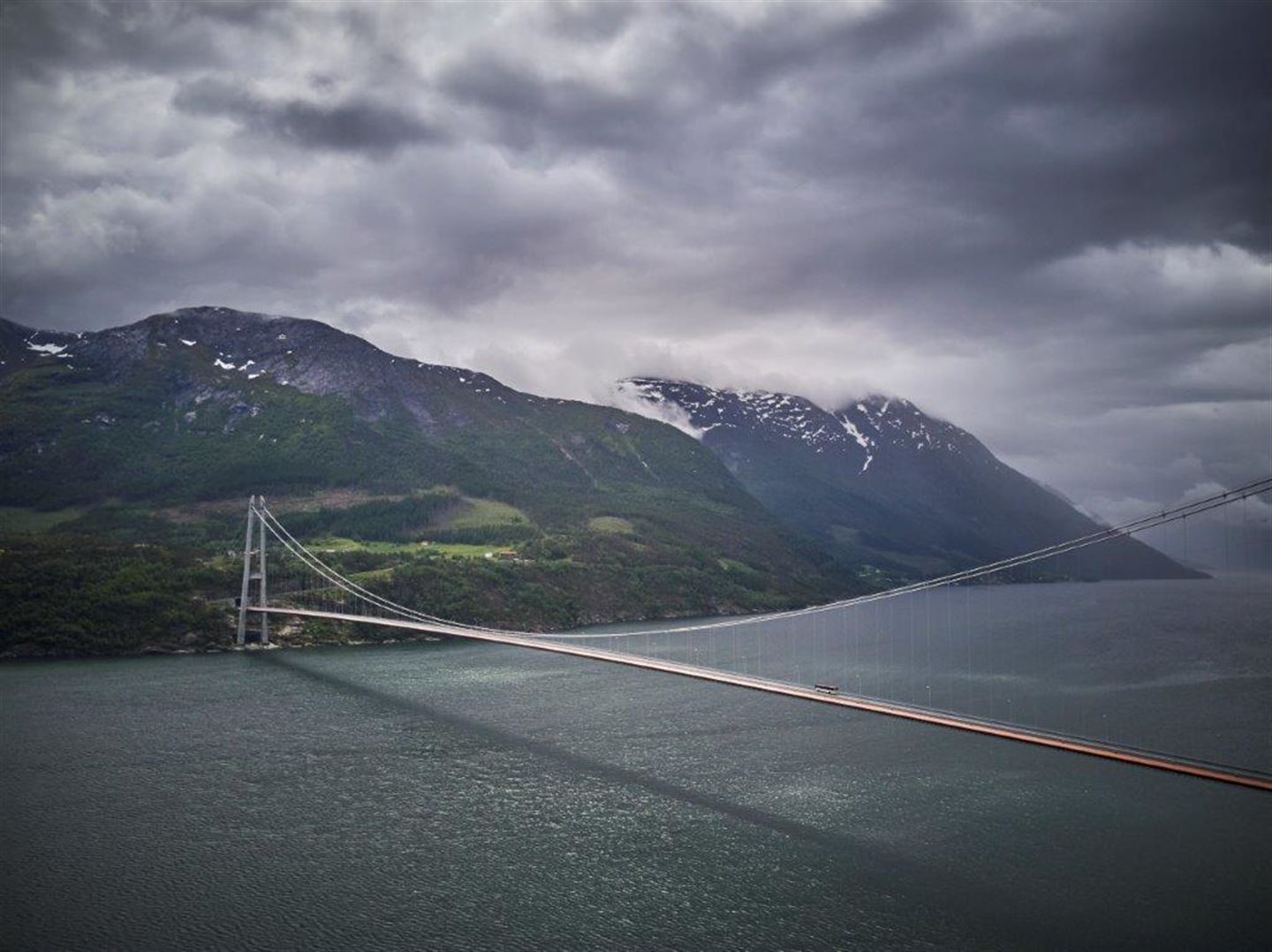 Foto av Hardangerfjorden og Hardangerbrua