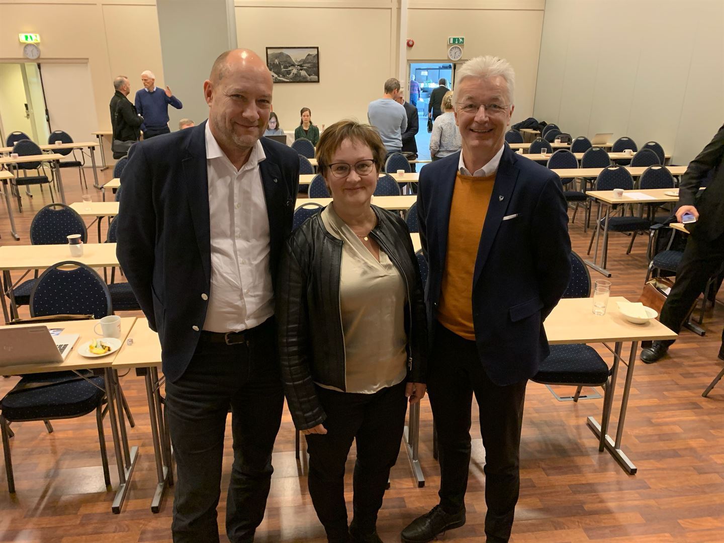 DIREKTØRANE: Håkon Rasmussen, fylkesdirektør mobilitet og kollektivtransport,  saman med Dina Lefdal, fylkesdirektør for infrastruktur og veg og fylkesordførar Jon Askeland.