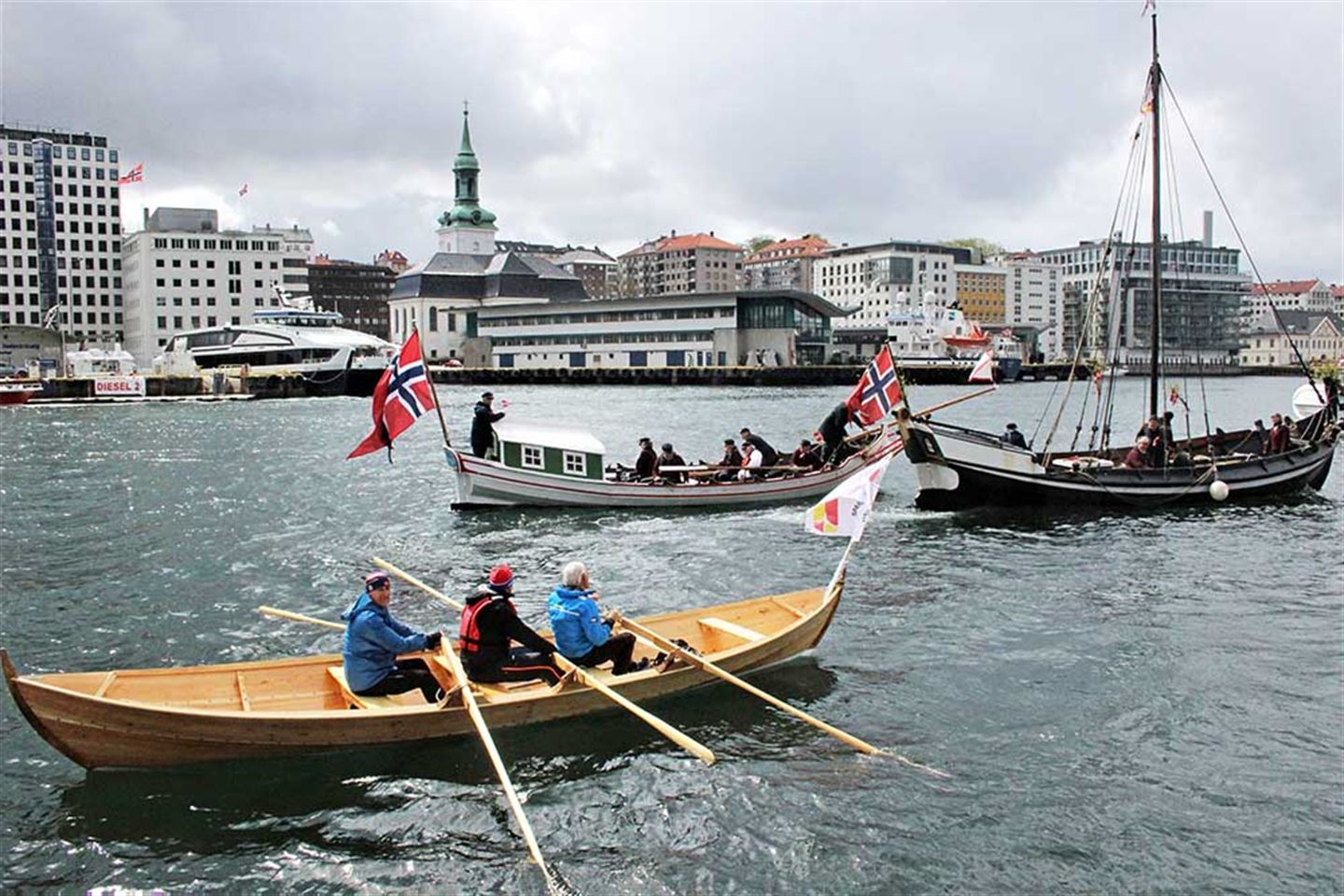 Flott syn på Vågen i Bergen 17. mai: Ein flunkande ny oselvar møter to tradisjonsbåtar. Foto: Kjell Magnus Økland/kystkultur.no