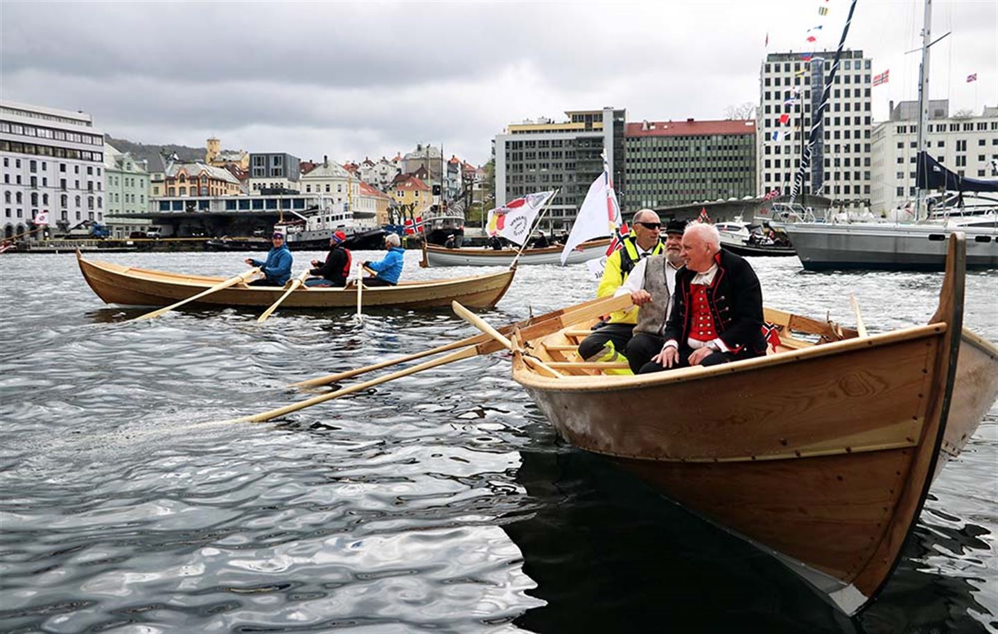 17. MAIDÅP: To oselvarar vart døypte på Vågen i Bergen. Foto: Kjell Magnus Økland/kystkultur.no