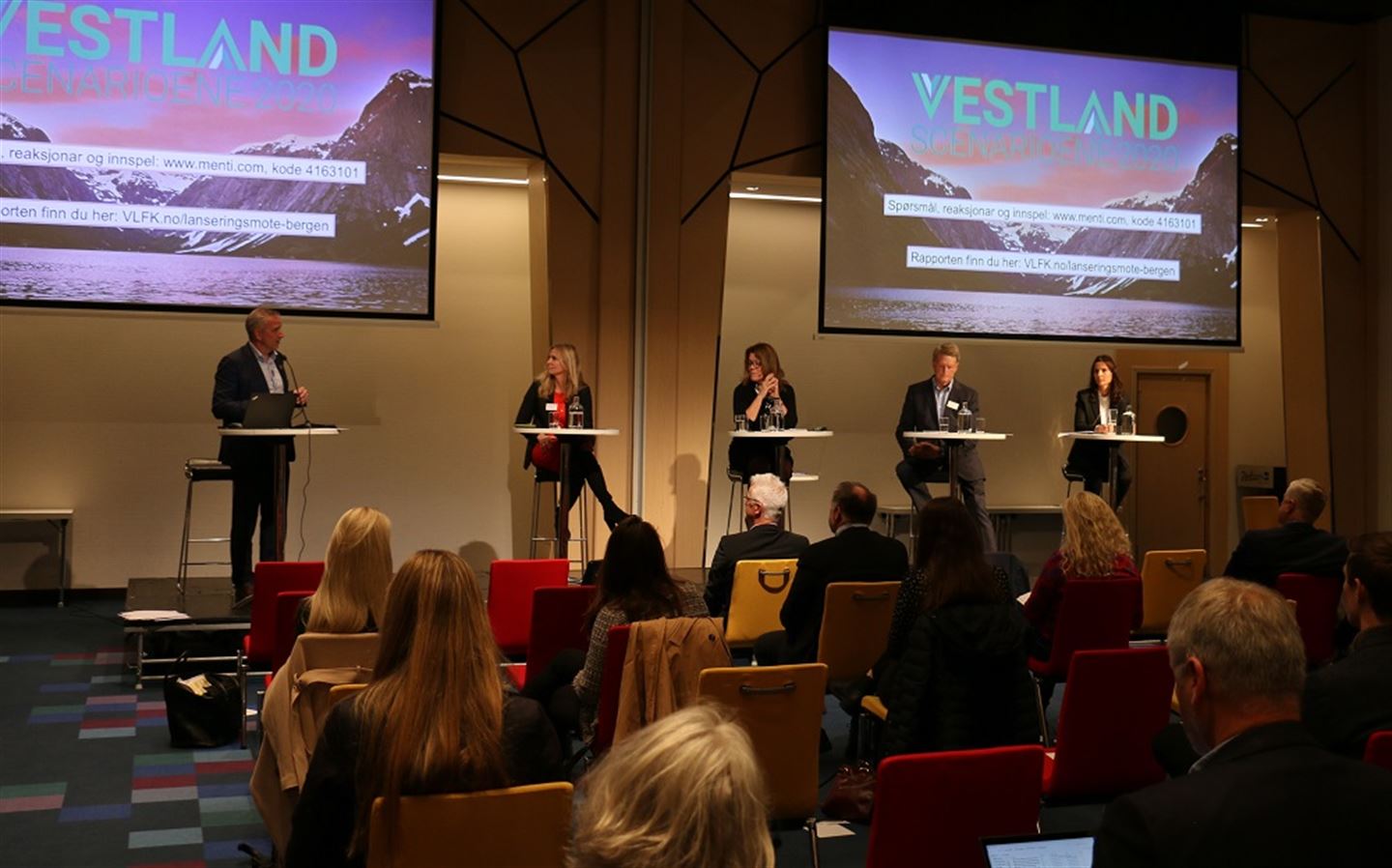 DISKUTERTE LØYSINGAR: På lanseringa av scenariorapporten i Bergen leia Espen Børhaug frå Næringsrådet/Næringsalliansen ein paneldebatt med Maria B. Helsengreen, partner i EY, Nina Broch Mathisen, regiondirektør i Innovasjon Norge, Widar Salbuvik, styreleiar i Nysnø og leiar av interrimstyret i Greenspot Mongstad og Linda Litlekalsøy Aase, Executive Vice President Aker Solutions.