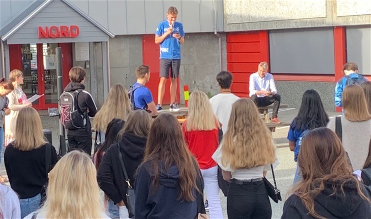 Elevar på skoleplassen på Sandsli vidaregåande skule