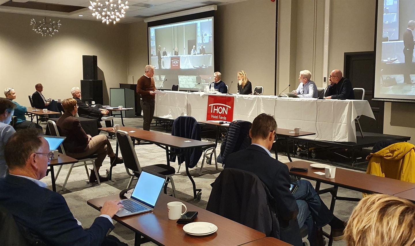 DISKUTERTE FRAMTIDA: På arrangementet i Førde blei funna i scenariorapporten drøfta av eit panel med følgande deltakarar: Rolf Sanne-Gundersen, dagleg leiar i Sunnfjord Utvikling (moderator), Bjørn Lødemel, dagleg leiar i Sogn og Fjordane Næringsråd, Maria B. Helsengreen, partner i EY, Roy Stian Farsund, banksjef Bedriftsmarknad i Sparebanken Sogn og Fjordane og Stein Kvalsund, dagleg leiar i Hub for Ocean.