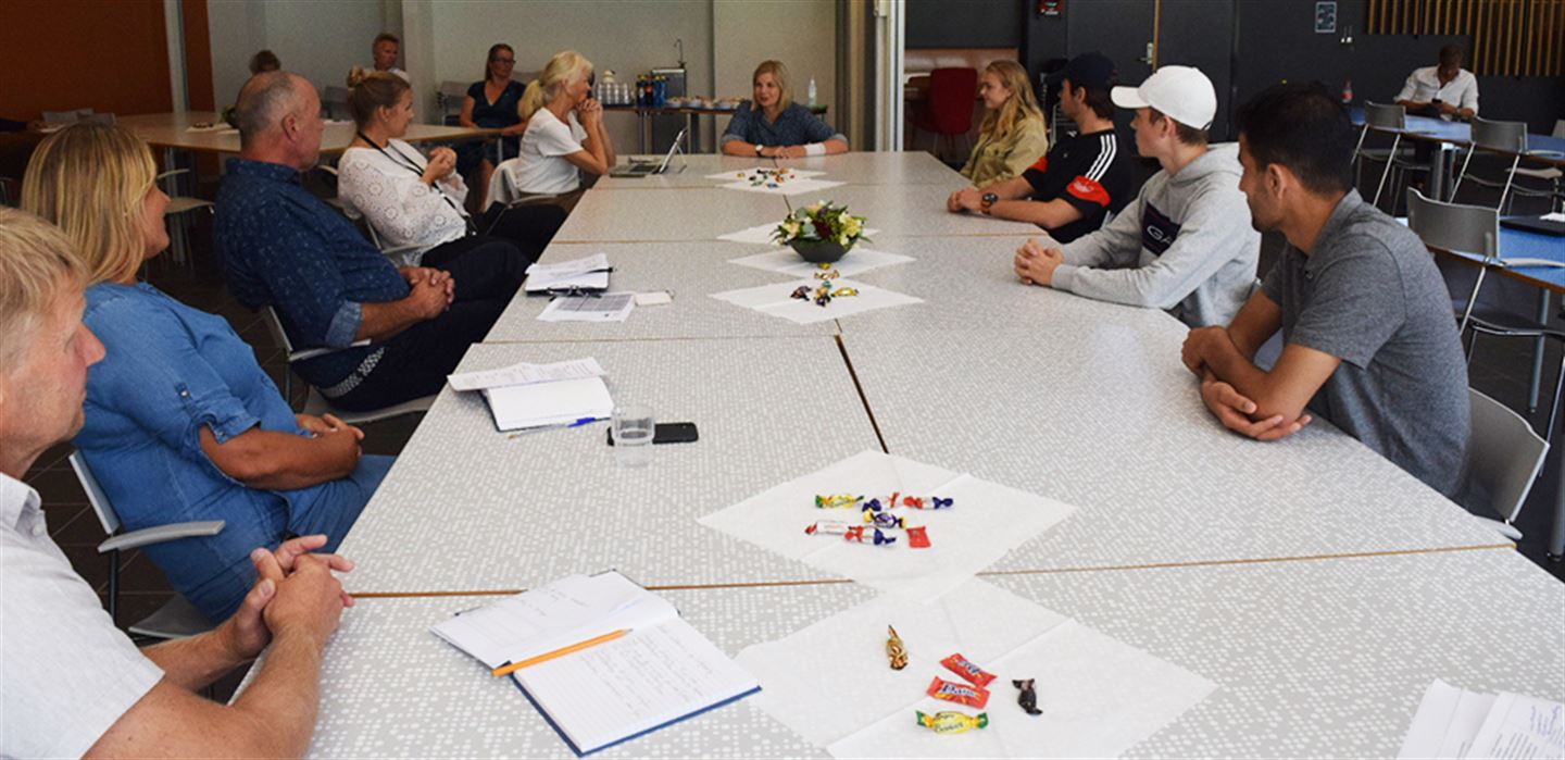foto av kunnskaps- og integreringsminister Guri Melby som møter elevar og tilsette ved Sogndal vgs.