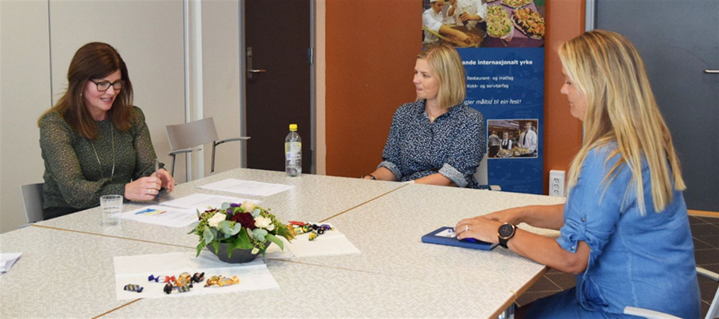 foto av kunnskaps- og integreringsminister Guri Melby i samtale med Mona Ylvisåker og Gunn Beate Thorsnes Lefdal ved Sogndal vidaregåande skule