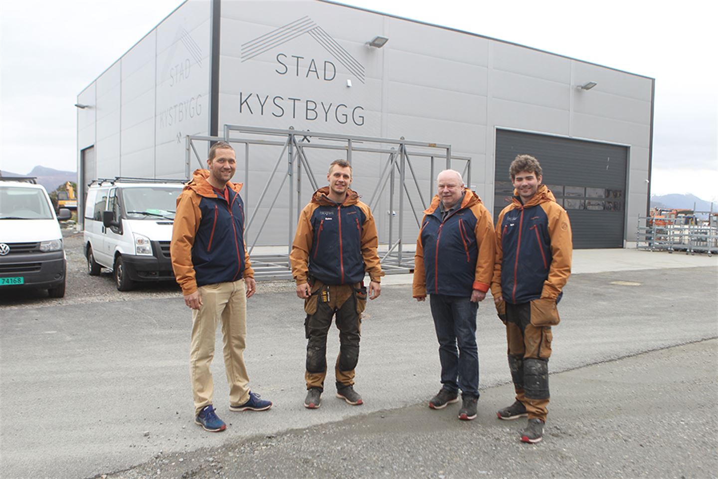 foto av fire personar framfor produksjonslokala til Stad Kystbygg i Stad