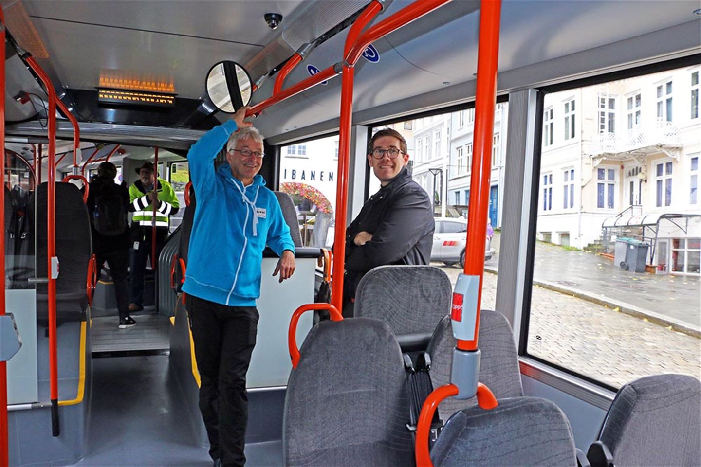 Aldri før har ein trolleybuss passert Fløibanen og aldri før har Bergen hatt ein buss som går både på straum og batteri. Fylkesordførar Jon Askeland og byråd for byutvikling, Thor Haakon Bakke, er svært nøgde med dei nye bussane på den første prøveturen gjennom Bergen sentrum.